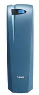Blauer Kalkschutz von BWT, vertikal stehend, mit digitalem Display und Bedientasten an der Vorderseite. Gehäuse in moderner, schlichter Form.